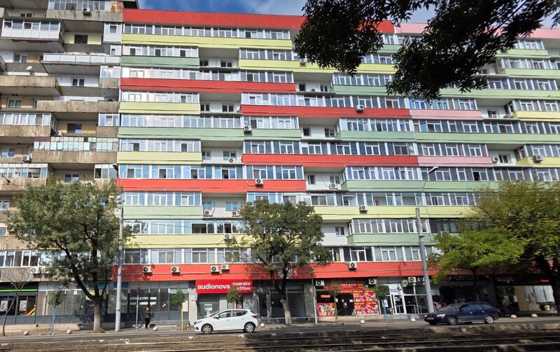 Rahova, sos. Alexandriei intersectie sos. Antiaeriana, stradal vitrina 12 m